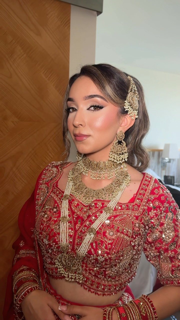 Traditioneller Look mit Goldschmuck