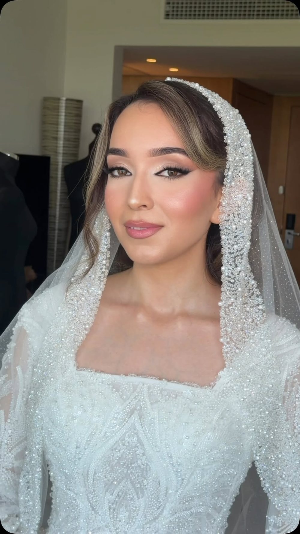 Braut mit Schleier und Make-up von Ferdoss